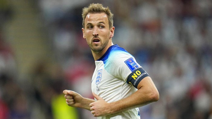 Englands Harry Kane runs on the pitch during the World Cup group B soccer match between England and The United States, at the Al Bayt Stadium in Al Khor , Qatar, Friday, Nov. 25, 2022. (AP Photo/Julio Cortez)