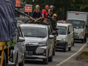 Polisi Terapkan Buka-Tutup Jalur Kawasan Puncak di Malam Tahun Baru Polisi Terapkan Buka-Tutup Jalur Kawasan Puncak di Malam Tahun Baru