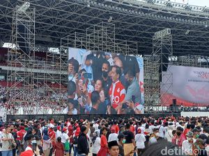 Jokowi Temui Ratusan Ribu Relawan di GBK, Disambut Bentangan Merah Putih