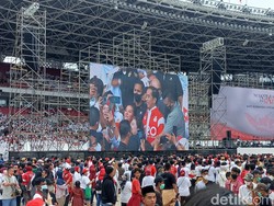 Jokowi Tiba di GBK, Relawan Riuh Tepuk Tangan-Bentangkan Bendera Merah Putih