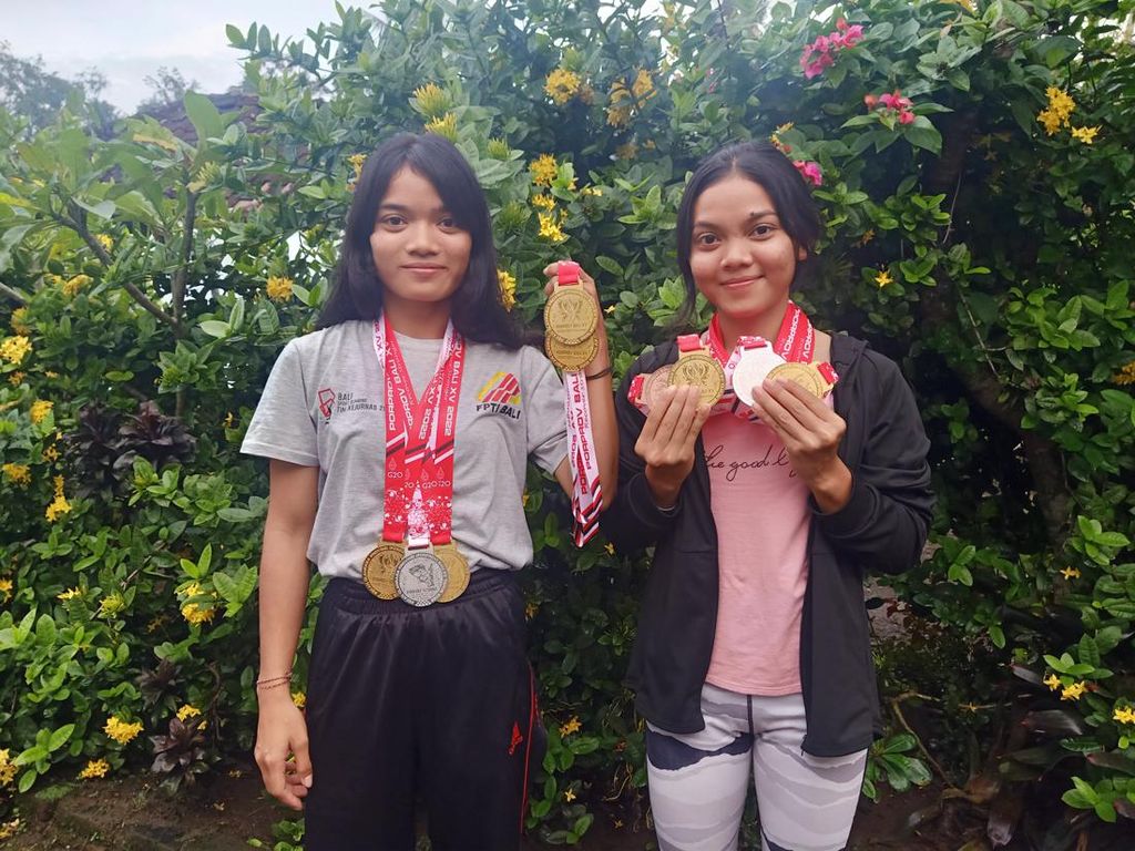 Dua Bersaudara di Jembrana Borong Emas Cabor Panjat Tebing Porprov Bali