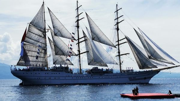 Kapal Perang TNI Ramaikan Puncak Sail Tidore 2022