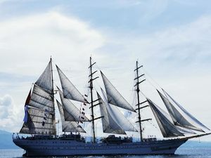 Kapal Perang TNI Ramaikan Puncak Sail Tidore 2022