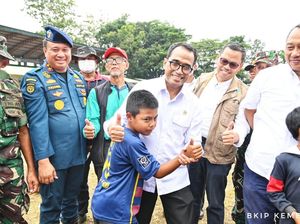 Tinjau Posko Pengungsian, Menhub Beri Bantuan ke Korban Gempa Cianjur