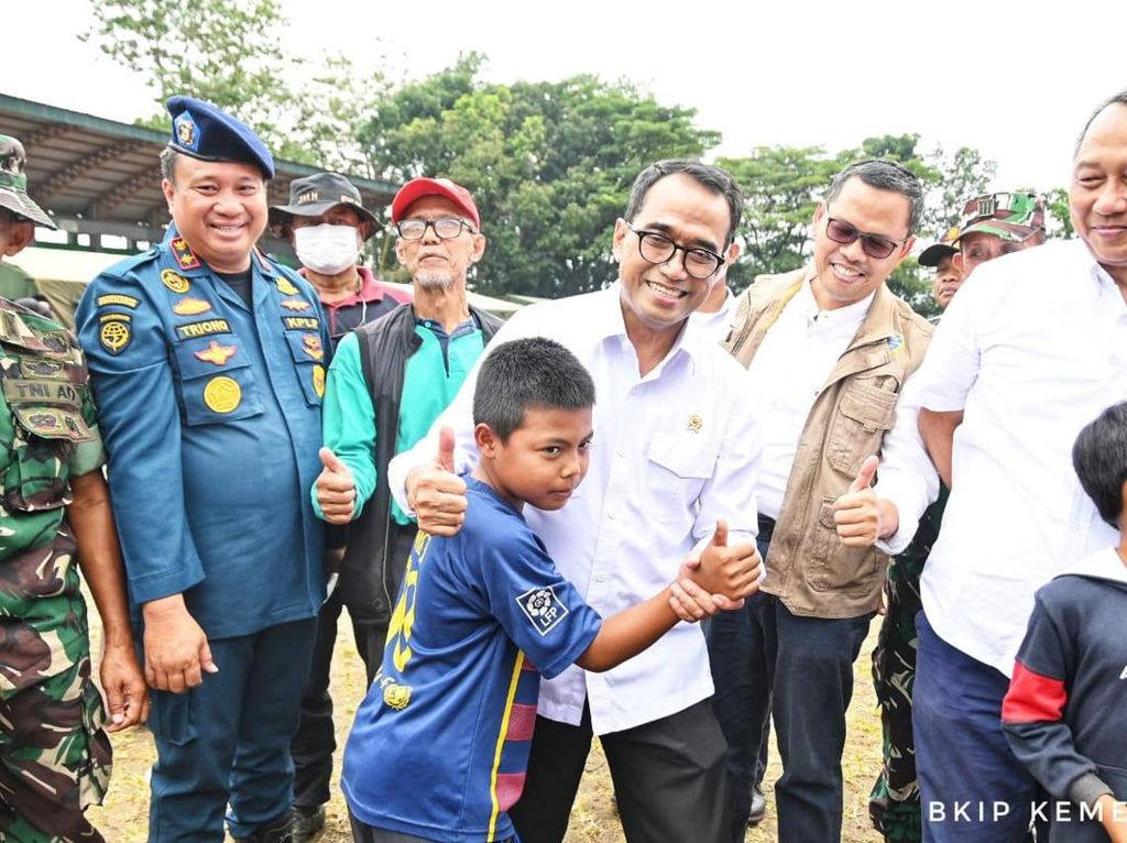 Tinjau Posko Pengungsian, Menhub Beri Bantuan ke Korban Gempa Cianjur Tinjau Posko Pengungsian, Menhub Beri Bantuan ke Korban Gempa Cianjur