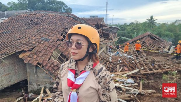 Salah satu yang ikut tergerak pasca gempa dengan magnitudo 5,6 SR mengguncang Cianjur pada Senin (21/11) lalu ialah Anna Sandala. Wanita berusia 24 tahun itu memutuskan menjadi relawan tenaga medis melalui organisasi Pramuka.