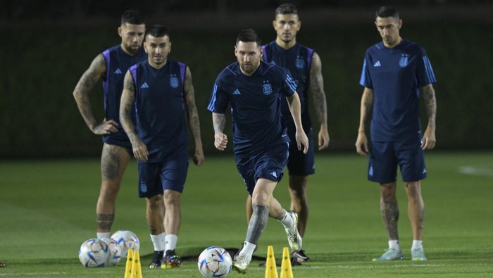 Argentinas forward #10 Lionel Messi (C) takes part in a training session at the Qatar University training site in Doha on November 25, 2022, on the eve of the Qatar 2022 World Cup football match between Argentina and Mexico. (Photo by JUAN MABROMATA / AFP) (Photo by JUAN MABROMATA/AFP via Getty Images)