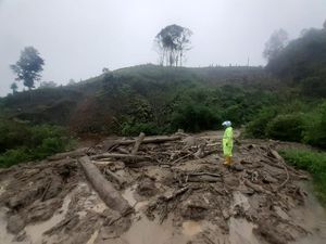 Banjir Bandang, Akses Jalan di Madina Terputus Hampir 10 Jam