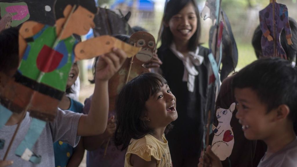 Pria dari Indramayu Hibur Anak-anak Korban Gempa Cianjur dengan Dongeng