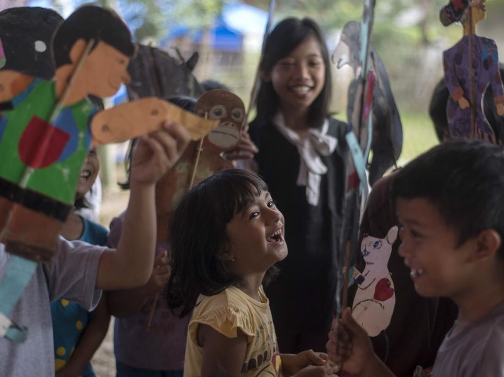 Pria dari Indramayu Hibur Anak-anak Korban Gempa Cianjur dengan Dongeng