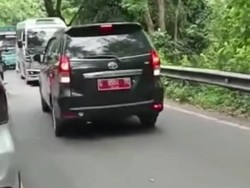 Viral Mobil Pelat Merah Nekat Lawan Arah, Warga Ramai-ramai Pukul Mundur