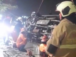 APV Tercebur Sungai Gunungsari Surabaya gegara Sopir Ngantuk