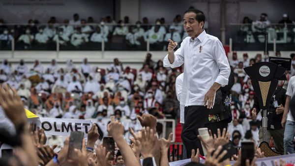 Momen Jokowi Sapa Ribuan Penggemar di Acara Nusantara Bersatu