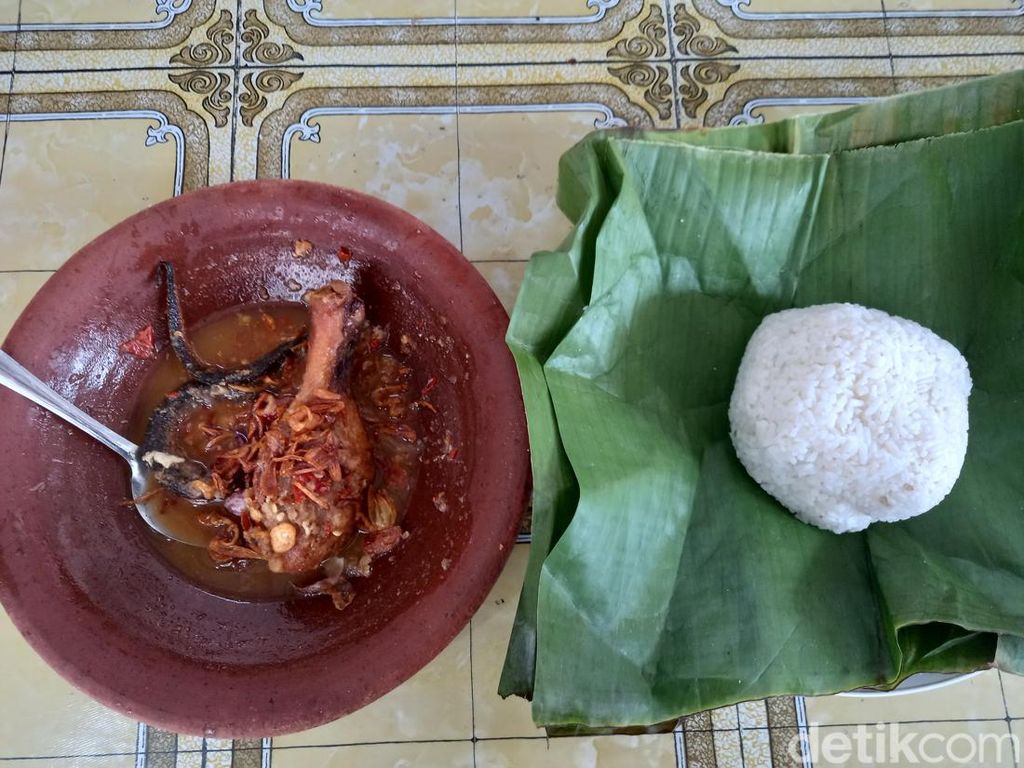 Sedapnya Nasi Timbel Cobek Koloyong Mang Darsim di Subang