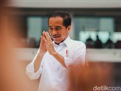 Gaya Jokowi Panas-panasan Nonton Indonesia Vs Vietnam di GBK