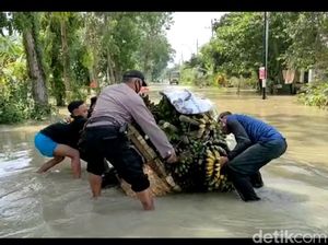 Pak Bhabin Nyemplung Bantu Warga Terimbas Banjir Luapan Sungai Pacal