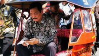 Panas-panasan, Luhut-Zulhas Naik Bentor di Tidore