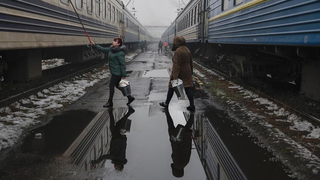 Pegawai Jaringan Kereta di Ukraina Tetap Bekerja di Tengah Perang Pegawai Jaringan Kereta di Ukraina Tetap Bekerja di Tengah Perang