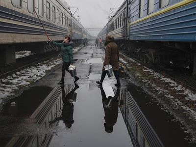 Pegawai Jaringan Kereta di Ukraina Tetap Bekerja di Tengah Perang