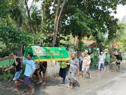Perjuangan Warga Bojonegoro Makamkan Jenazah di Tengah Banjir Sungai Pacal