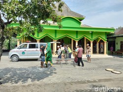 Banjir Sungai Pacal Bojonegoro Paksa Warga Memutar 7 Km Makamkan Jenazah