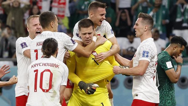 Soccer Football - FIFA World Cup Qatar 2022 - Group C - Poland v Saudi Arabia - Education City Stadium, Al Rayyan, Qatar - November 26, 2022 Poland's Wojciech Szczesny celebrates with teammates after saving a penalty kick REUTERS/Issei Kato