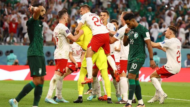 Soccer Football - FIFA World Cup Qatar 2022 - Group C - Poland v Saudi Arabia - Education City Stadium, Al Rayyan, Qatar - November 26, 2022 Poland's Wojciech Szczesny celebrates with teammates after saving a penalty from Saudi Arabia's Salem Al-Dawsari REUTERS/Kai Pfaffenbach