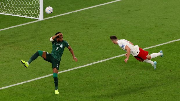 Soccer Football - FIFA World Cup Qatar 2022 - Group C - Poland v Saudi Arabia - Education City Stadium, Al Rayyan, Qatar - November 26, 2022 Poland's Arkadiusz Milik hits the bar REUTERS/Molly Darlington