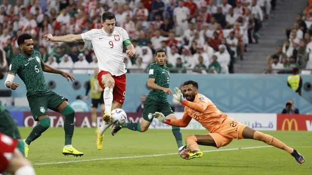 Soccer Football - FIFA World Cup Qatar 2022 - Group C - Poland v Saudi Arabia - Education City Stadium, Al Rayyan, Qatar - November 26, 2022 Poland's Robert Lewandowski shoots at goal and hits the post REUTERS/Issei Kato