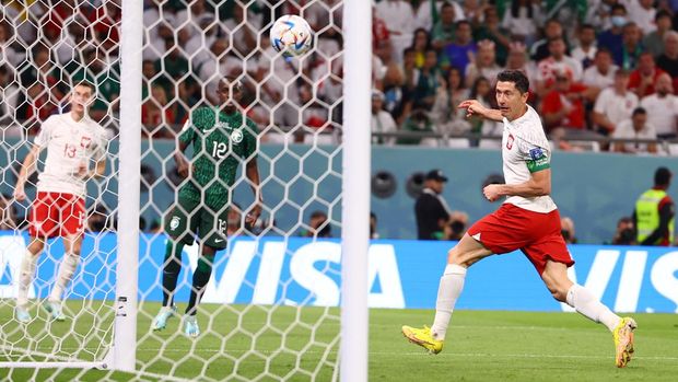 Soccer Football - FIFA World Cup Qatar 2022 - Group C - Poland v Saudi Arabia - Education City Stadium, Al Rayyan, Qatar - November 26, 2022 Poland's Robert Lewandowski shoots against the post REUTERS/Kai Pfaffenbach