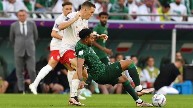 Soccer Football - FIFA World Cup Qatar 2022 - Group C - Poland v Saudi Arabia - Education City Stadium, Al Rayyan, Qatar - November 26, 2022 Poland's Piotr Zielinski in action with Saudi Arabia's Salem Al-Dawsari REUTERS/Jennifer Lorenzini
