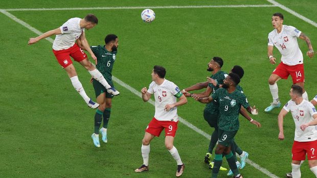 Soccer Football - FIFA World Cup Qatar 2022 - Group C - Poland v Saudi Arabia - Education City Stadium, Al Rayyan, Qatar - November 26, 2022 Poland's Krystian Bielik heads at goal REUTERS/Molly Darlington