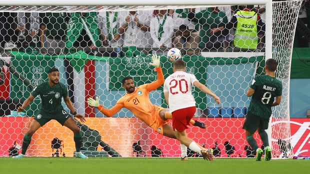 Soccer Football - FIFA World Cup Qatar 2022 - Group C - Poland v Saudi Arabia - Education City Stadium, Al Rayyan, Qatar - November 26, 2022 Poland's Piotr Zielinski scores their first goal REUTERS/Kai Pfaffenbach