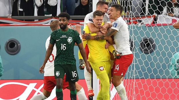 Soccer Football - FIFA World Cup Qatar 2022 - Group C - Poland v Saudi Arabia - Education City Stadium, Al Rayyan, Qatar - November 26, 2022 Poland's Wojciech Szczesny celebrates with teammates after saving a penalty from Saudi Arabia's Salem Al-Dawsari REUTERS/Jennifer Lorenzini
