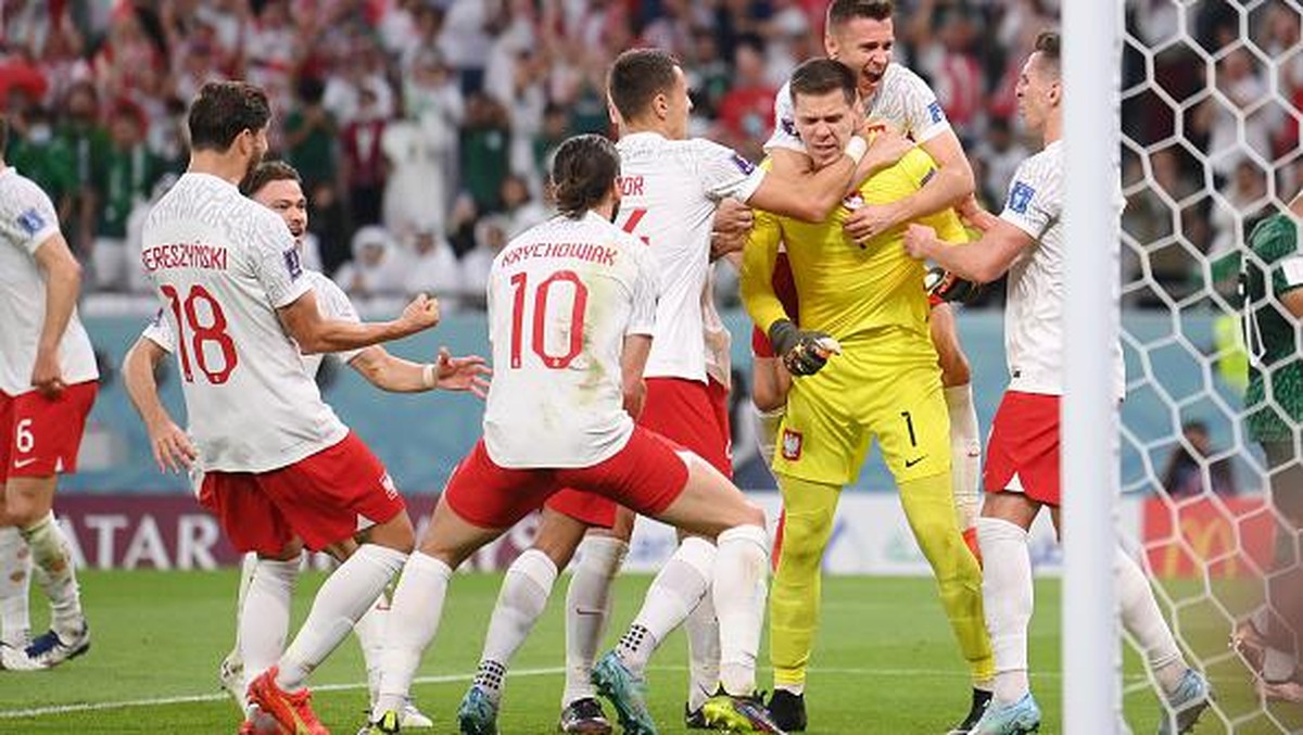 Momen kiper Polandia Wojciech Szczesny usai menepis penalti Arab Saudi di Piala Dunia 2022. (Foto: Laurence Griffiths/Getty Images)