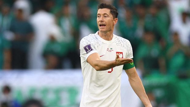 Soccer Football - FIFA World Cup Qatar 2022 - Group C - Poland v Saudi Arabia - Education City Stadium, Al Rayyan, Qatar - November 26, 2022 Poland's Robert Lewandowski reacts REUTERS/Kai Pfaffenbach