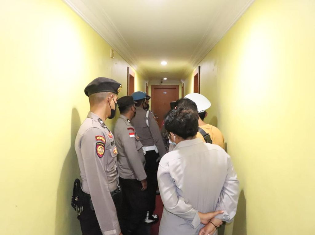 Operasi Pekat, 10 Pasangan Diamankan Polisi dari Hotel di Karimun Operasi Pekat, 10 Pasangan Diamankan Polisi dari Hotel di Karimun