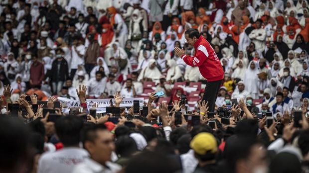 Presiden Joko Widodo menyapa relawan saat menghadiri acara Gerakan Nusantara Bersatu: Satu Komando Untuk Indonesia di Stadion Utama Gelora Bung Karno, Jakarta, Sabtu (26/11/2022). Gerakan Nusantara Bersatu dari berbagai elemen relawan Jokowi itu untuk menyelaraskan persepsi barisan satu komando di bawah arahan Presiden Joko Widodo. ANTARA FOTO/Aprillio Akbar/nym.