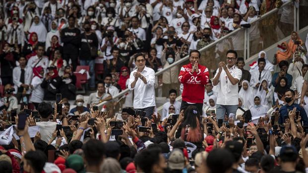 Presiden Joko Widodo (tengah) menyapa relawan saat menghadiri acara Gerakan Nusantara Bersatu: Satu Komando Untuk Indonesia di Stadion Utama Gelora Bung Karno, Jakarta, Sabtu (26/11/2022). Gerakan Nusantara Bersatu dari berbagai elemen relawan Jokowi itu untuk menyelaraskan persepsi barisan satu komando di bawah arahan Presiden Joko Widodo. ANTARA FOTO/Aprillio Akbar/nym.