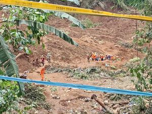 Demi Evakuasi Jenazah Guru di Cianjur, Petugas sampai Potong Bodi Mobil Demi Evakuasi Jenazah Guru di Cianjur, Petugas sampai Potong Bodi Mobil