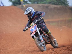 Puluhan Pebalap Meriahkan Kejuaraan Grasstrack Motocross di Tangerang