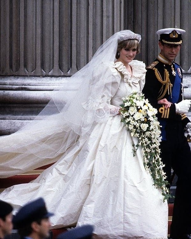 Di hari pernikahannya Putri Diana menumpahkan parfum dan memiliki gaun yang kusut.