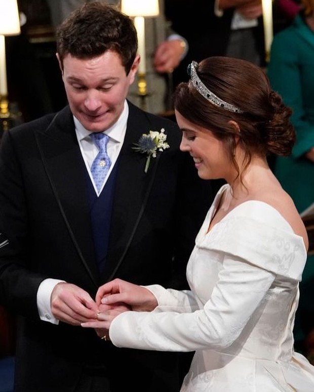 Salah satu momen canggung saat cincin Putri Eugenie tidak muat.