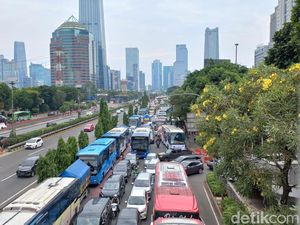 Deretan Bus Jemput Relawan Jokowi Bikin Macet, Warga Diimbau Hindari GBK