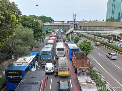 Macet Parah Sekitar GBK gegara Bus Relawan Jokowi Makan Badan Jalan