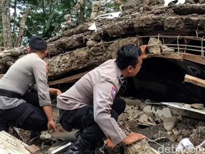Perlengkapan Haji Warga Cianjur Tertimbun Reruntuhan
