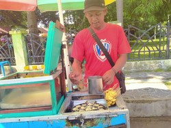 Salome Goreng, Jajanan Pinggir Jalan Paling Laris di Dompu