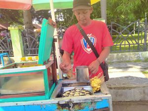 Salome Goreng, Jajanan Pinggir Jalan Paling Laris di Dompu Salome Goreng, Jajanan Pinggir Jalan Paling Laris di Dompu