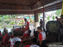 Pramono Anung Ziarah ke Makam Bung Karno dengan Gowes dari Kediri