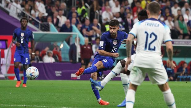 Soccer Football - FIFA World Cup Qatar 2022 - Group B - England v United States - Al Bayt Stadium, Al Khor, Qatar - November 25, 2022 Christian Pulisic of the U.S. shoots at goal REUTERS/Paul Childs